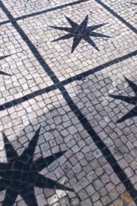 Motifs de mosaïques étoiles sur les trottoirs de Lisbonne.