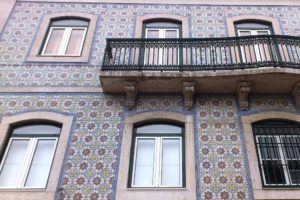 Façades avec azulejos sur maisons Lisbonne.