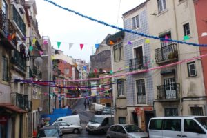 Rues et guirlandes quartiers populaires Lisbonne.