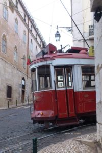 Electricos célèbres tramways rouge ligne 28 Lisbonne.