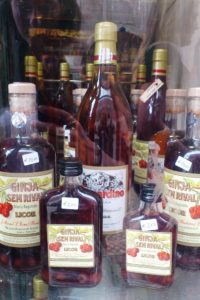 Ginjinha, eau-de-vie à base de cerises griottes, au « Ginjinha Sem Rival » Lisbonne.