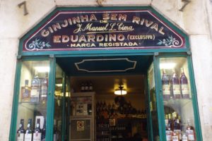 Façade du Ginjinha Sem Rival qui vend de la ginjinha, liqueur à base de cerises. à Lisbonne