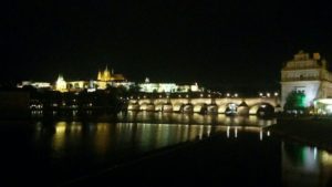 Vue sur le pont Charles et le château Prague de nuit illuminé.