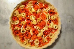 Tarte fait-maison aux légumes du jardin en forme de fleur.