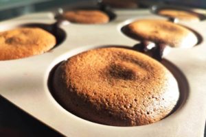 Fondant au chocolat en fin de cuisson.