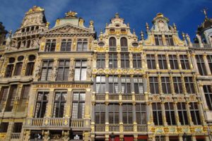 Façades ornés d'or des maisons de la Grand-Place de Bruxelles.