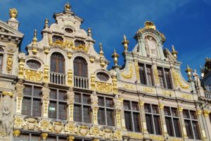 Façades ornés d'or des maisons de la Grand-Place de Bruxelles.