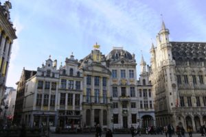 Façades ornés d'or des maisons de la Grand-Place de Bruxelles.