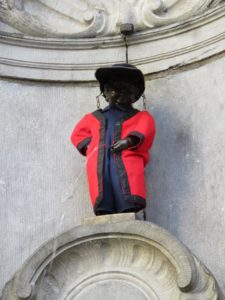 Le Manneken-Pis, le petit homme qui pisse habillé Bruxelles.