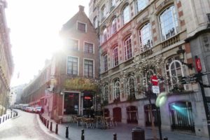 Rayons de soleil sur la rue et les façades de Bruxelles.