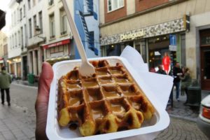 Gaufre bruxelloise dans les rues de Bruxelles.