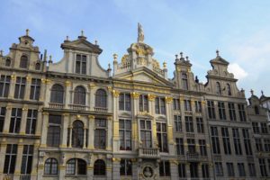 Façades ornés d'or des maisons de la Grand-Place de Bruxelles.