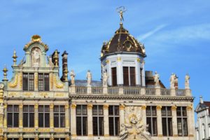 Façades ornés d'or des maisons de la Grand-Place de Bruxelles.