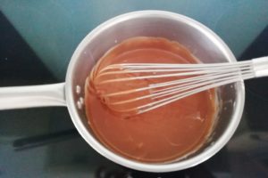 Chocolat dans la casserole de lait pour crèmes desserts.