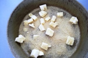 Préparation gâteau à la rhubarbe, beurre et sucre roux.