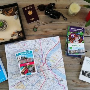 Préparation voyages avec guides, carte, carnet de notes.