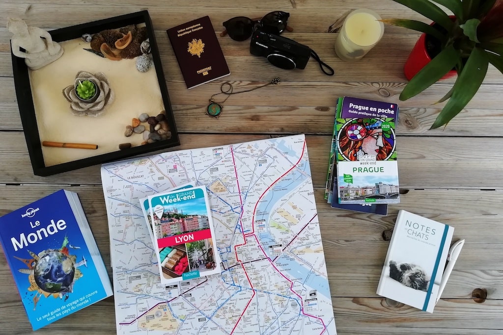 Préparation voyages avec guides, carte, carnet de notes.