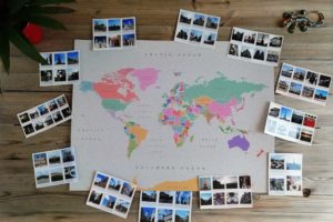 Carte du monde avec photos Polaroïd de nos voyages autour.