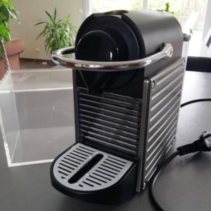 Cafetière Nespresso et boîte pour les capsules dosettes