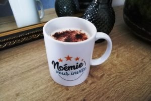 Tasse Noémie vous invite avec un cappuccino