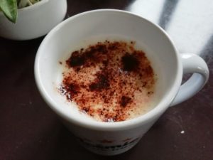 Tasse Noémie vous invite avec un cappuccino
