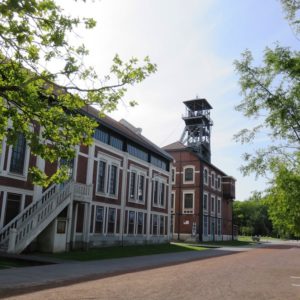 Vue sur l'un des bâtiments du 9-9bis à Oignies