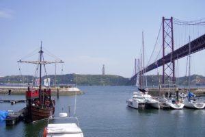 Pont du 25 avril et vue sur le Tage et le Cristo Rei Lisbonne.