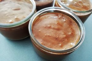 Mousse au chocolat au jus de pois chiche dans les petits pots.