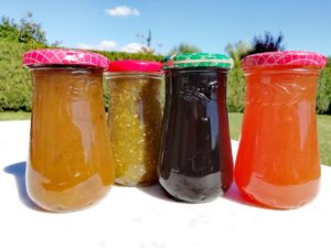 Quatre pots de confiture fait maison