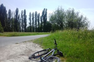 Vélo au bord d'un chemin de randonnée.