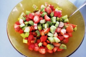 Fraises et rhubarbe coupés dans un saladier