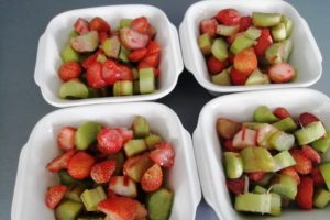 Morceaux de fraises et rhubarbe dans les ramequins