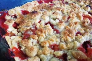 Crumble fraises et rhubarbe après cuisson.