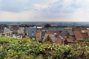 Vue depuis le chemin des remparts à Cassel.