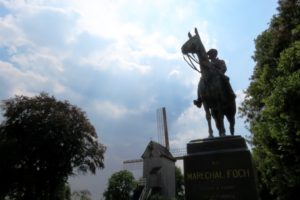 Statue équestre du maréchal Foch et moulin de Cassel.