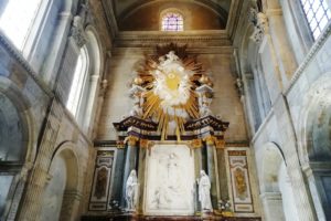 Intérieur de la basilique Notre-Dame à Boulogne-sur-Mer