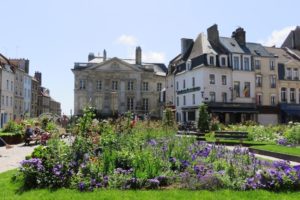 Place Godefroy de Bouillon à Boulogne-sur-Mer et palais impérial