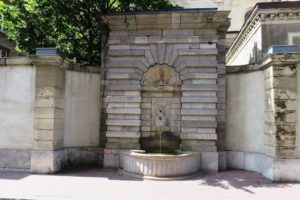 Fontaine au pied de la basilique Notre-Dame à Boulogne-sur-Mer