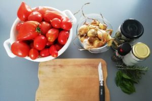 Matériel et ingrédients pour la sauce tomate