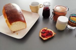 Petit déjeuner avec une tranche de brioche et de la confiture