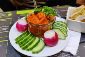 Tapenade aux légumes, servie avec des croutons et des légumes croquants au domaine des cigognes