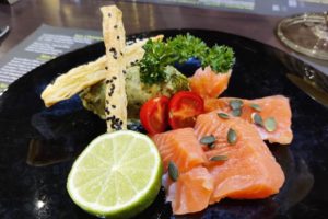 Saumon gravlax servi avec un guacamole à la coriandre et au citron vert au domaine des cigognes