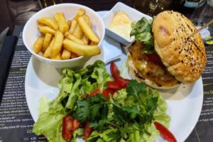 "LC burger", composé d'un steak boucher, des oignons, de la tomate, de la salade, du cheddar dans un pain buns brioché au domaine des cigognes