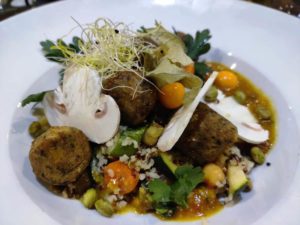 Couscous aux légumes à base de quinoa et boulgour, accompagné de falafels au domaine des cigognes