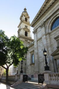 Côté extérieur de la basilique Saint-Etienne de Pest à Budapest