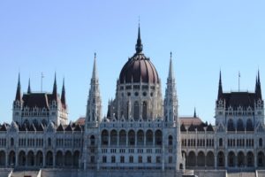 Parlement de Budapest vu de l'autre rive