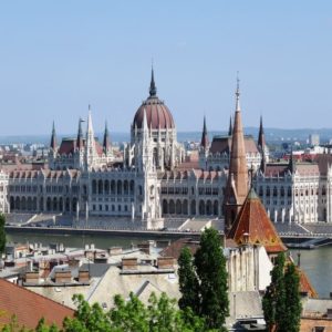 Vue sur le Parlement de Budapest depuis le quartier du château