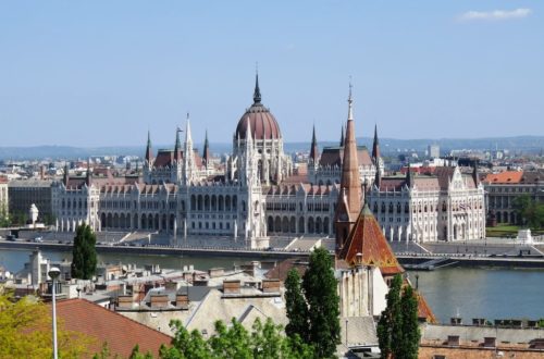 Vue sur le Parlement de Budapest depuis le quartier du château