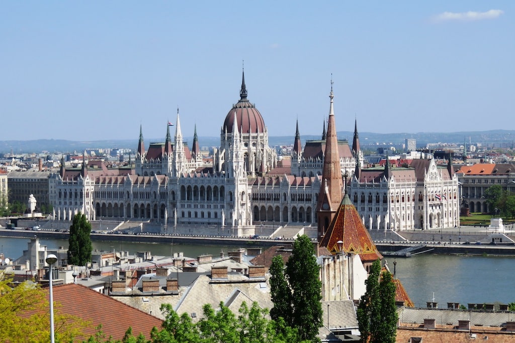 Vue sur le Parlement de Budapest depuis le quartier du château