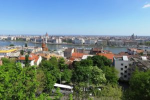 Vue sur la ville, le Danube et le Parlement depuis le Bastion des Pêcheurs à Budapest